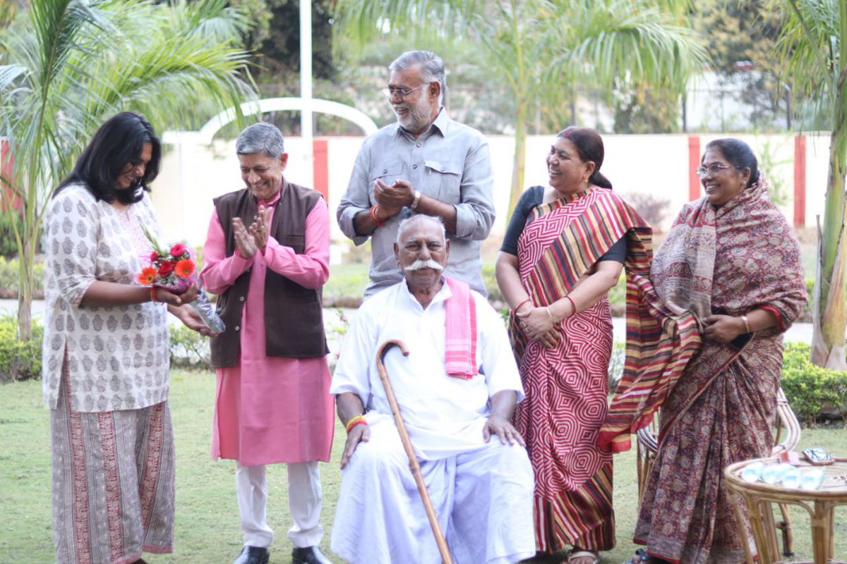 prahladspatel's tweet photo. सत्य का उजास
चीर देता है अंतर्मन का तिमिर
जाग्रत हो उठता है
सत्त्व, सामर्थ्य और आत्मबोध 
ज्ञान-ध्यान-विज्ञान;
यही ब्रह्मा, विष्णु तथा महेश हैं
क्रमश: निर्माण, संरक्षण और पुनरुत्थान की ऊर्जा
यही सृष्टि के जीवत्व का भाव है
ॐ श्रीमाँ
माँ यदि सृष्टि हैं, तो पिता जीवत्व का भाव! पिताजी के चरणों में प्रणाम एवं 'पितृ दिवस' की शुभकामनाएँ।@SSPatel15805493 @patel_pushplata @jalamsing_patel