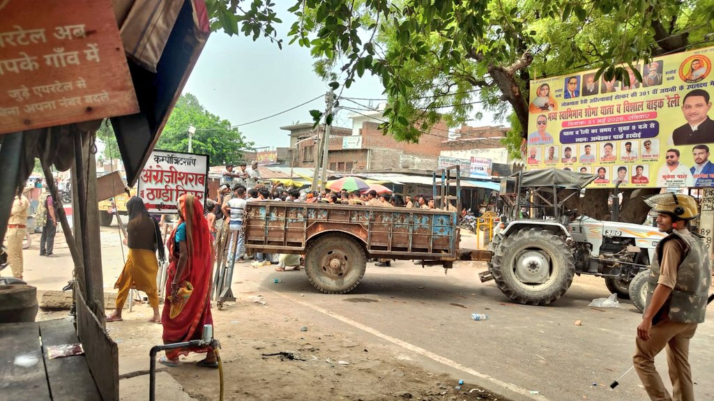 TheTelecastUP's tweet photo. युवक की मौत के विरोध में सेमरा चौराहे पर जाम, पुलिस ने ट्रैक्टर चलाकर खुलवाया रास्ता
.
#हरदोई। सुरसा थाना क्षेत्र के बदरुद्दीनपुर निवासी विनोद यादव की जमीनी विवाद में मारपीट के बाद हुई मौत के मामले को लेकर रविवार को परिजनों और ग्रामीणों ने सेमरा चौराहे पर जाम लगा दिया। घटना की सूचना मिलते ही मौके पर भारी पुलिस बल तैनात कर दिया गया।

प्रदर्शनकारियों ने मामले में कार्रवाई की मांग को लेकर सड़क पर प्रदर्शन किया, जिससे यातायात प्रभावित हो गया। स्थिति को नियंत्रित करने के लिए पुलिस अधिकारियों ने प्रदर्शनकारियों को समझाने का प्रयास किया। काफी देर तक जाम लगे रहने के बाद पुलिस ने स्वयं ट्रैक्टर चलाकर सड़क पर खड़े वाहनों को हटवाया और यातायात बहाल कराया। इस दौरान पुलिस और प्रशासनिक अधिकारी मौके पर मौजूद रहे।

पुलिस का कहना है कि मामले की जांच की जा रही है और तथ्यों के आधार पर आगे की कार्रवाई की जाएगी। वहीं, ग्रामीणों ने घटना की निष्पक्ष जांच और दोषियों के खिलाफ सख्त कार्रवाई की मांग की है।
- द टेलीकास्ट न्यूज़
@hardoipolice