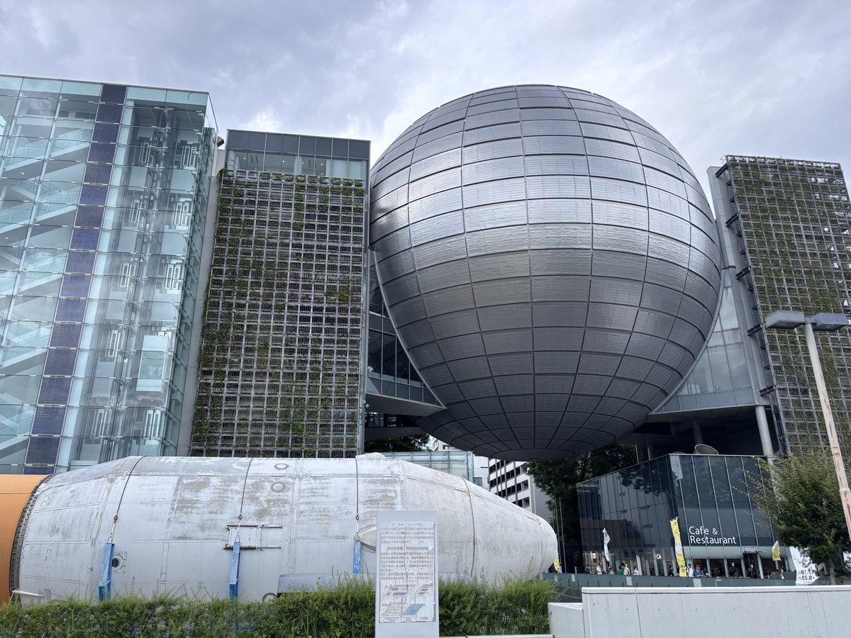 3827Spirit's tweet photo. 何これ、フジテレビの玉がでっかくなっちゃったみたいな建物ある https://t.co/eWtHoYjA5s