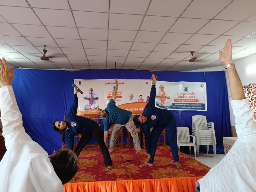 CBCGodhra's tweet photo. #IDY2026 के अंतर्गत @MIBIndia के केंद्रीय संचार ब्यूरो, गोधरा @CBCGodhra एवं  गुजरात राज्य योग बोर्ड, पंचमहल जिला के संयुक्त तत्वावधान में गांव वेजलपुर ब्लोक गोधरा में योगा अभ्यास कार्यक्रम आयोजित।#InternationalDayOfYoga
#IDY2026 #YogaForHealthyAgeing https://t.co/pFjHLUDVjs