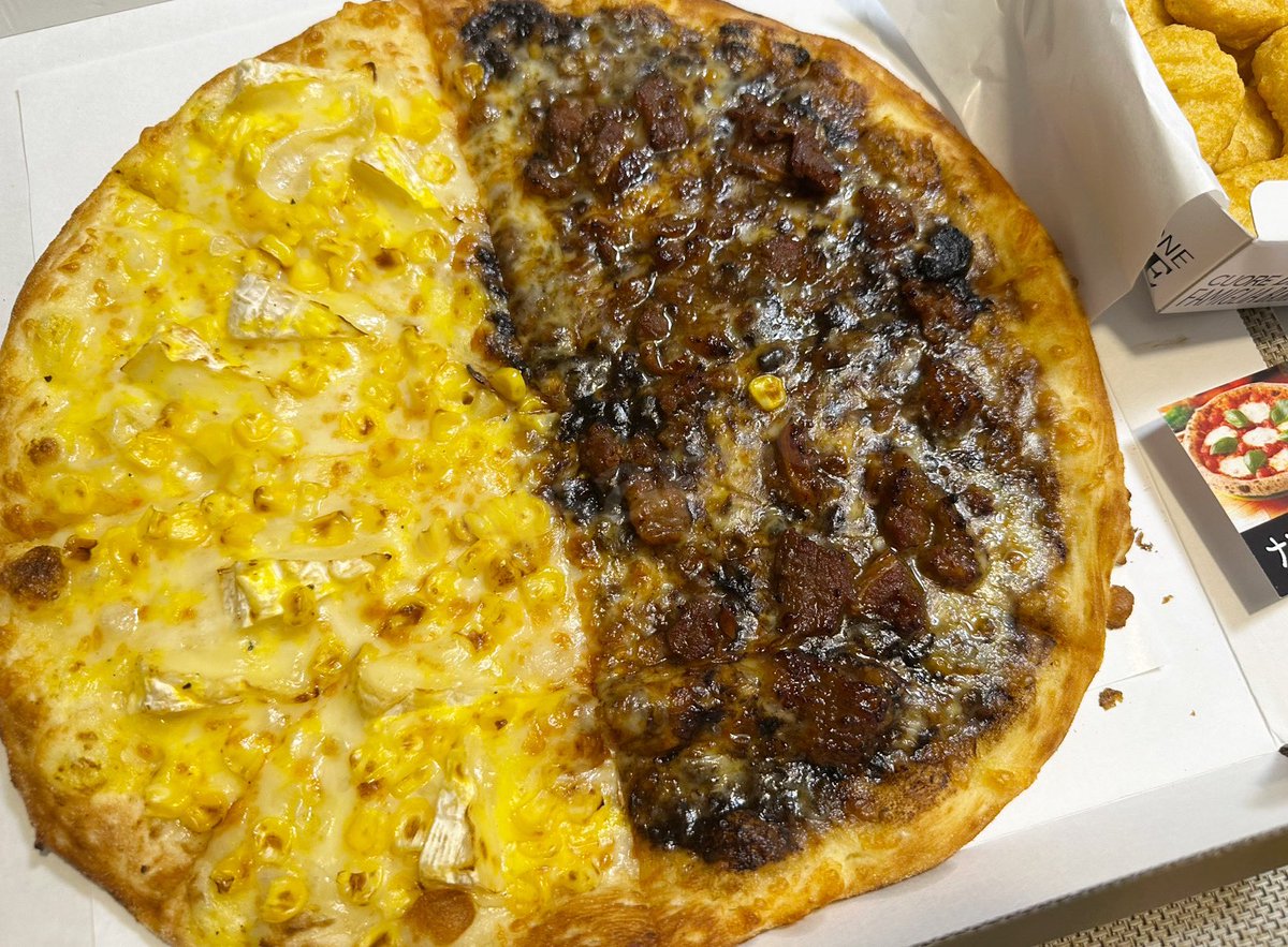 lisappes's tweet photo. 今日は、ナポリの窯の配達エリアにいたので、W杯見ながら食べた！遅昼で開始少し前に頼んだら85分待ち😹
一度食べたら止まらないやみつきツートンピザ〜🍕カルボナーラにごろっとチーズが入ってて美味しかった🧀
#ナポリの窯
@kinnpatuhikaru @irie_samurai @napolinokama https://t.co/MmVOfEKmPg