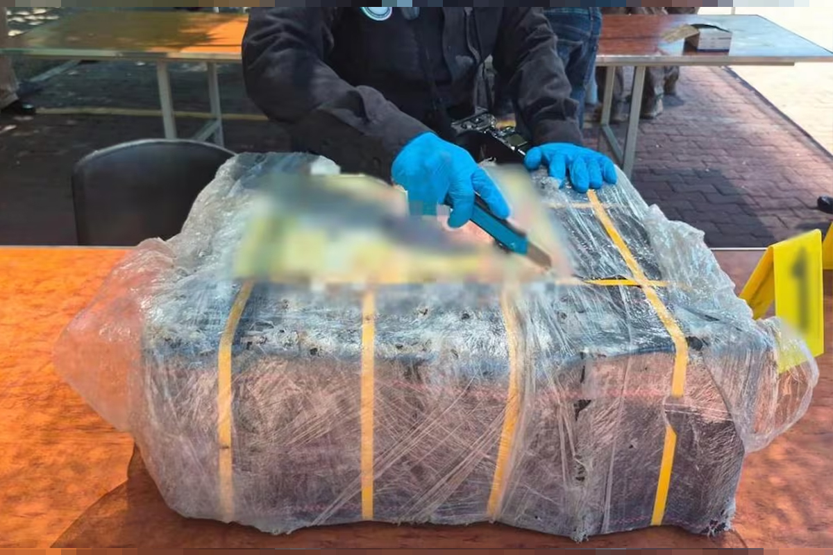 Expresiones_Gro's tweet photo. #Seguridad 𝘾𝙤𝙣𝙛𝙞𝙨𝙘𝙖 𝙎𝙚𝙢𝙖𝙧 𝟮𝟳𝟬 𝙠𝙞𝙡𝙤𝙨 𝙙𝙚 𝙘𝙤𝙘𝙖𝙞́𝙣𝙖 𝙚𝙣 𝙈𝙖𝙣𝙯𝙖𝙣𝙞𝙡𝙡𝙤; 𝟮 𝙙𝙚𝙩𝙚𝙣𝙞𝙙𝙤𝙨

La Secretaría de Marina encabezó una operación en el recinto portuario de Manzanillo, Colima, en donde aseguraron 268 paquetes con un peso de 270 kilos de cocaína, ubicados al interior de un contenedor. Hay dos detenidos con situación migratoria irregular, por lo que fueron puestos a disposición de las autoridades.

Nota completa 👉 https://t.co/pCqup5ih0i