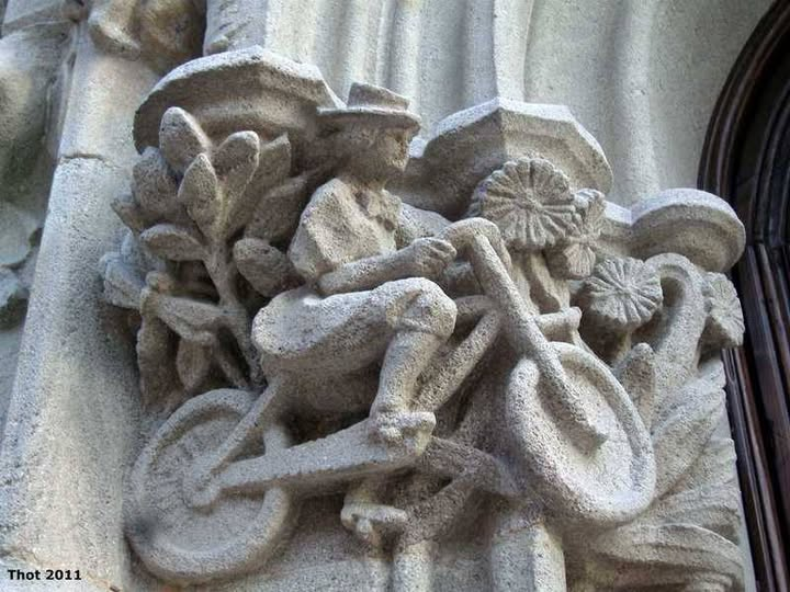 Pucurull's tweet photo. Curiositat. A la façana de la Casa Macaya del passeig de Sant Joan, Puig i Cadafalch hi va fer figurar l’any 1901 una ciclista, una al•legoria a la emancipació de la dona, que ja començava a practicar esport. A la Volta Ciclista de Catalunya Femenina que s’està corrent ara hi participen 138 dones.