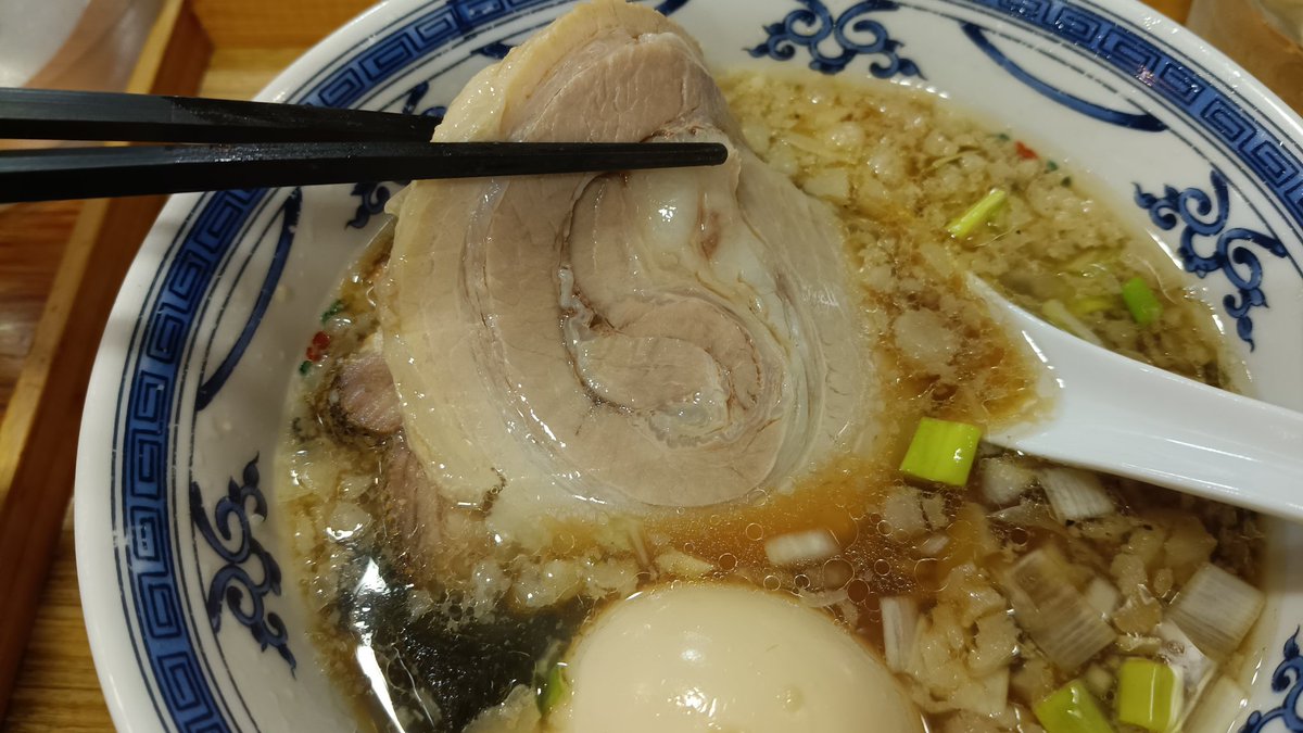 OSPZX's tweet photo. ラーメンが食べたいと言われたので佐野のアメノオトさんへいつもなら昆布水つけ麺を頼むところだか限定の背脂煮干し手もみ中華そばが気になって注文  あじたまはトッピング 背脂の甘さと煮干しスープを刻み玉ねぎでさっぱりリセットチャーシュー美味しくて写真撮っちゃったご馳走様
 #アメノオト https://t.co/LULMFkGWsv