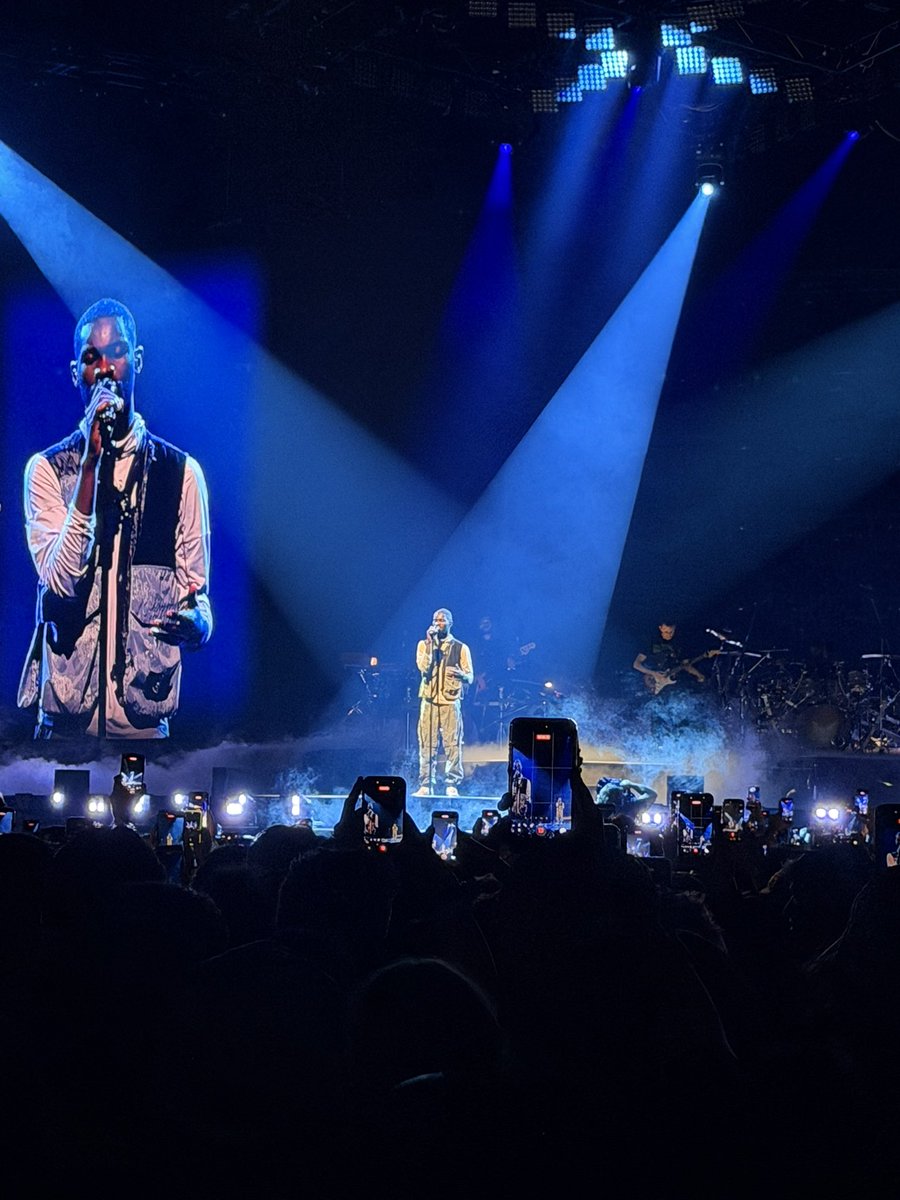 WS_PapaFen's tweet photo. Best live artist I’ve seen. Magical. https://t.co/TK5fST4p0t