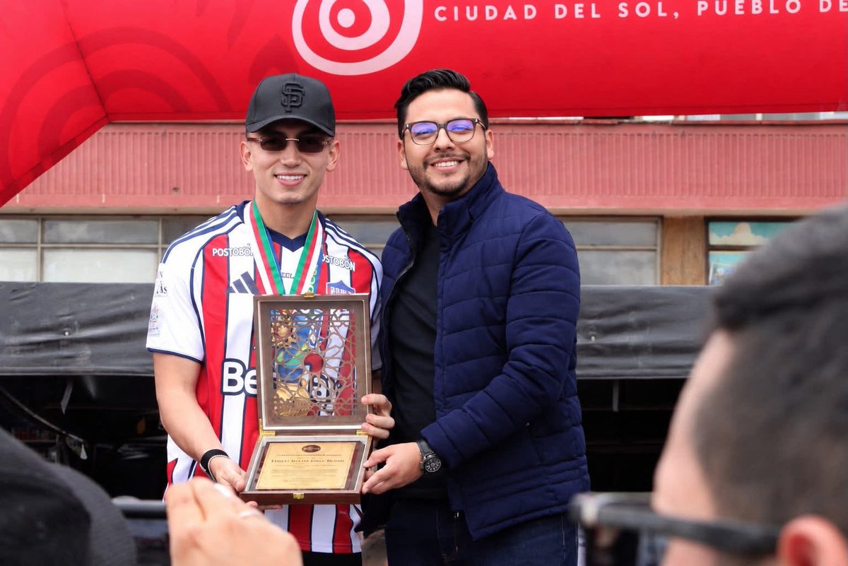 SVargasOK's tweet photo. Resulta casi poético que en una época en la que se exacerbó la retrograda grieta regional Caribe vs. Interior el capitán del histórico bicampeonato 'Tiburón' sea un sogamoseño.

Merecido homenaje recibió Fabián Ángel en su natal Sogamoso, Boyacá.
 
🦈 'Cacha', pero 'Tiburón'. https://t.co/DsgKQInBLp