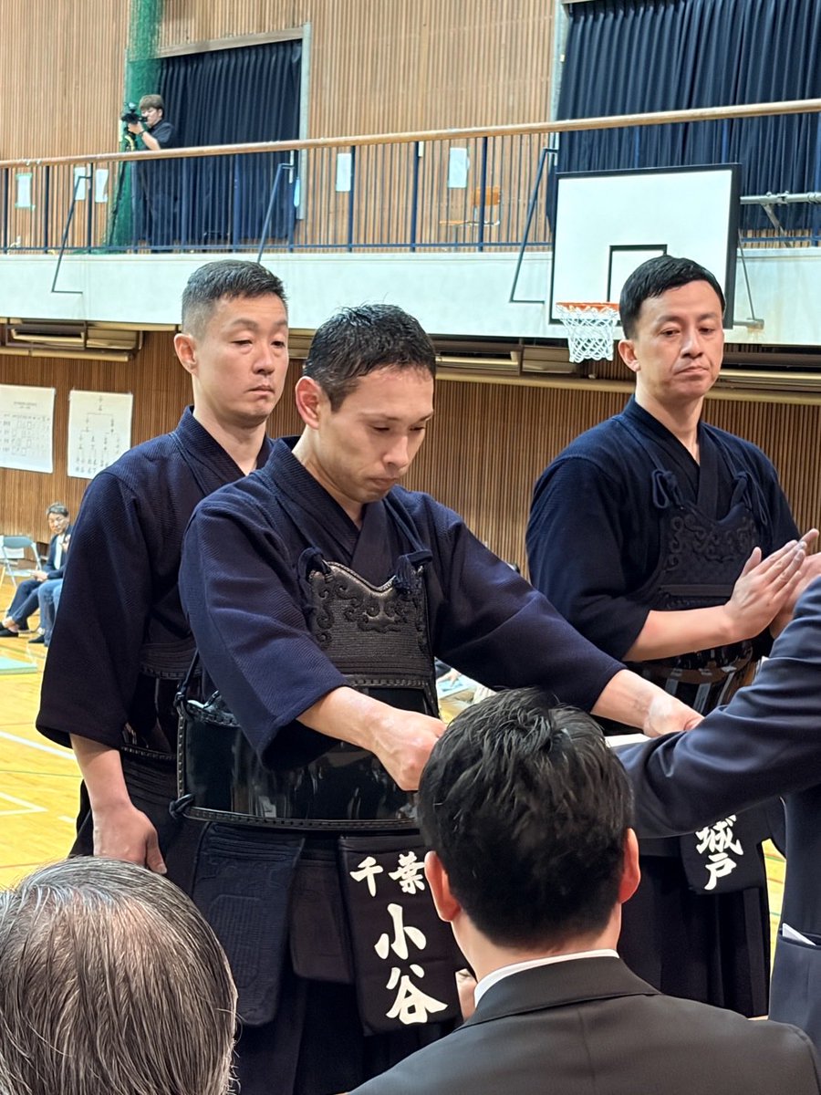 kendoshinko's tweet photo. 第13回全日本選抜剣道七段選手達大会
表彰式
小谷選手、誠におめでとうございます！
昨年の雪辱を見事に果たしました！
選手の皆さん、お疲れ様でした！有難うございました！ https://t.co/aH59ku6wFS
