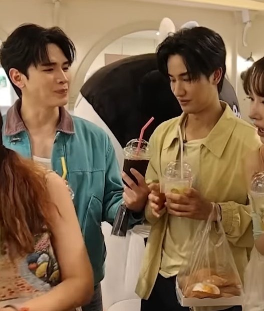 Polarmyca's tweet photo. I was wondering why Newwiee is walking around with 2 drinks. I thought maybe it's just Newwiee being Newwiee, and then he offered it to Tay 🥺

Did you get it for P'Tay, Newwiee?

#กินกันกับเตนิวSpecialEP24
#TayNew #เตนิว https://t.co/uJvkoEfj2C