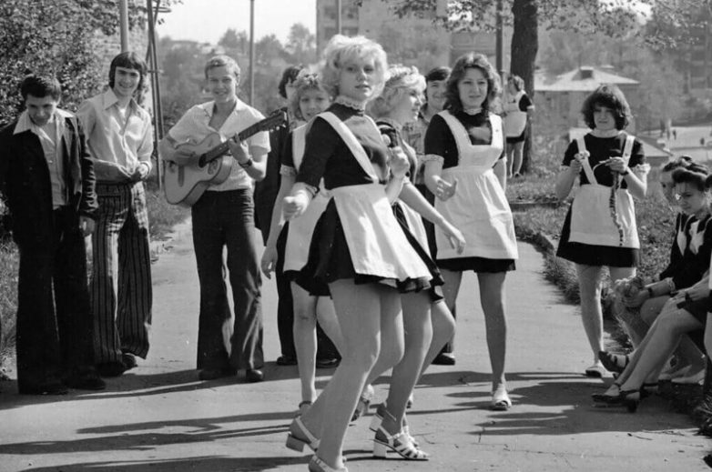 HistoryFoto's tweet photo. Выпускники на Кремлевском бульваре. Впереди бурная ночь и целая жизнь. Горький. СССР. 1977 г. https://t.co/EeLV7yujQH
