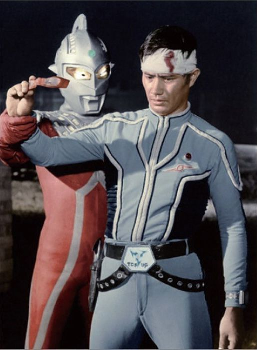 uncleIssue's tweet photo. @depression1203 雑駁な例えをしたら、クソ上司を持つ「ウルトラセブン」みたいなもんですよ

原作のセブン上司は、部下思いの素晴らしい上司ですが…。

セブンことモロボシダンは、過酷な戦いを経て、MAC隊長になりますが、そこでも怪獣相手に負傷してしまい変身できない体になるんですよね https://t.co/UcniZh1yVh