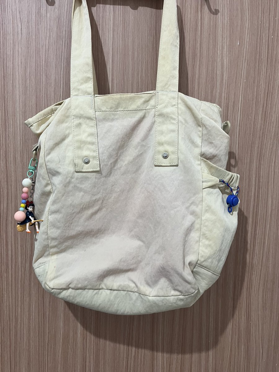 polipoliika's tweet photo. Tas exsport Go Around Totebag 
Warna Krem 
Minus: strip sling, noda pulpen dan lipstik kecil 
Harga: 200k https://t.co/P1VQYUTkJ8