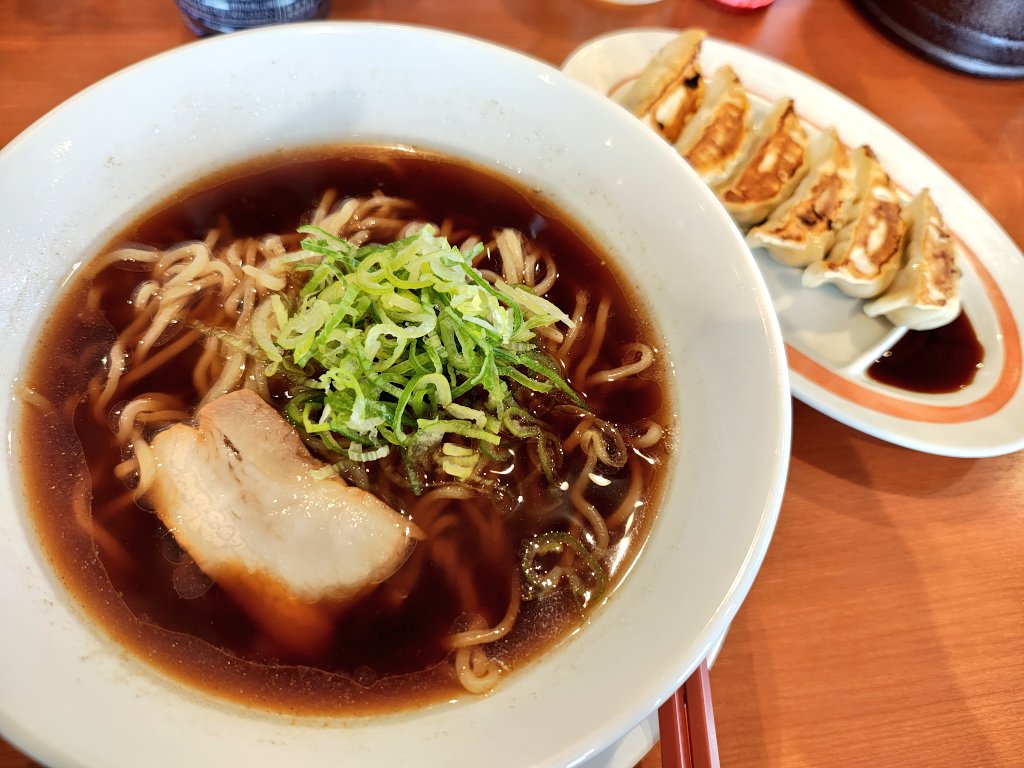 _Oath_H's tweet photo. 幸楽苑
郡山ブラック 餃子
 昼時過ぎたので幸楽苑で適当に〜🍜 https://t.co/GuA6IsduG4
