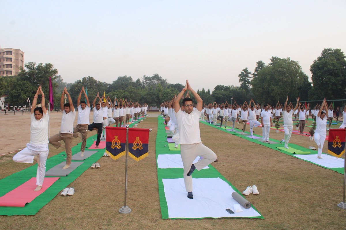 ma3335362's tweet photo. International Yoga Day celebration was held in Police Line Pilibhit at 6.00 a.m. today. S. P. Pilibhit, Mr. S. M. Mishra along with his Police Officers and Policemen. https://t.co/CFTNuLQ0GT