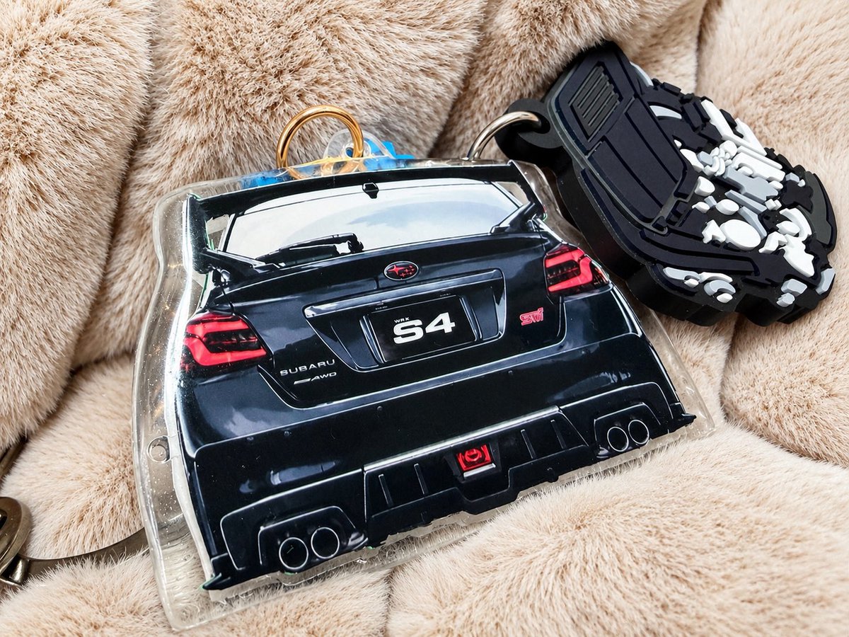 WRX_Kuu's tweet photo. サイズ感は横幅5cm程度にしたのでSUBARUの公式記念キーホルダーと比べるとこんな感じ！実用的なサイズ👍 https://t.co/2ENb03Evh5
