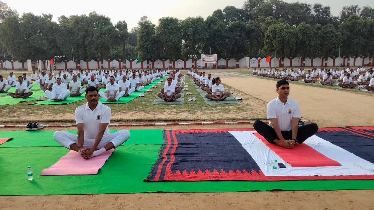 shahjahanpurpol's tweet photo. #SP_शाहजहाँपुर के निर्देशन में 12वें अंतर्राष्ट्रीय योग दिवस के अवसर पर पुलिस लाइन शाहजहाँपुर में #SP_CITY के नेतृत्व में योग कार्यक्रम आयोजित किया गया। कार्यक्रम में पुलिस अधिकारी/कर्मचारीगण एवं प्रशिक्षणरत रिक्रूट महिला आरक्षियों द्वारा सहभागिता करते हुए सामूहिक योगाभ्यास किया गया तथा स्वस्थ, सक्रिय एवं संतुलित जीवनशैली अपनाने का संदेश दिया गया।
