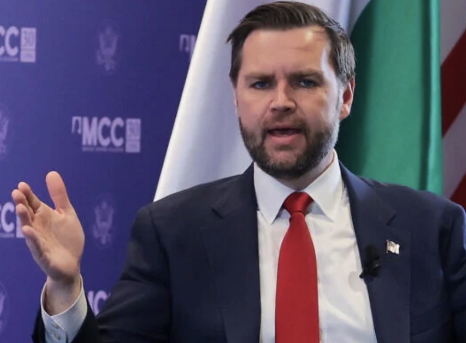 TrenchesAndCity's tweet photo. 🇻🇦🇺🇸 Vance was asked how a Catholic Vice President ends up at war with the Pope over Iran.

"I'm not fighting with the Pope."

Vance added that he actually likes how Pope Leo weighs in on world affairs and pushes for peace. https://t.co/57WTvhy82t