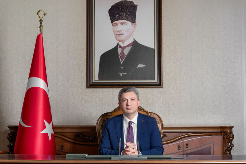 AntalyaValilik's tweet photo. Değerli Hemşehrilerim,

Ailemizin sarsılmaz dayanağı, fedakârlığın ve karşılıksız sevginin en güçlü timsali olan tüm babalarımızın Babalar Günü’nü en içten duygularımla kutluyorum.

Baba; güvendir. Sığınılan bir çınar, yön gösteren bir rehberdir. Şeyh Edebali’nin hikmetini, Dede Korkut’un duasını evlatlarının yüreğine nakşeden; doğruluğu, adaleti, merhameti ve vatan sevgisini haliyle öğreten sessiz bir kahramandır.

Bir evde babanın alın teri, duası ve emeği varsa, orada umut vardır. Çünkü babalar yalnızca ailelerini değil, toplumun geleceğini de inşa eder. Yetiştirdikleri her hayırlı evlatla ülkenin yarınlarına vicdan, sorumluluk ve iyilik bırakırlar.

Bu vesileyle; başta aziz şehitlerimizin ve kahraman gazilerimizin kıymetli babaları olmak üzere, ömrünü evlatlarına adamış tüm babalarımıza sağlık, huzur ve afiyet diliyorum. Ebediyete irtihal etmiş babalarımızı rahmet, minnet ve dualarla anıyorum.

Hayatta olan babalarımızın kıymetini bilmek, aramızdan ayrılanları ise hayırla ve özlemle yâd etmek nasip olsun.

Babalar Günü kutlu olsun.

Hulusi ŞAHİN
Antalya Valisi