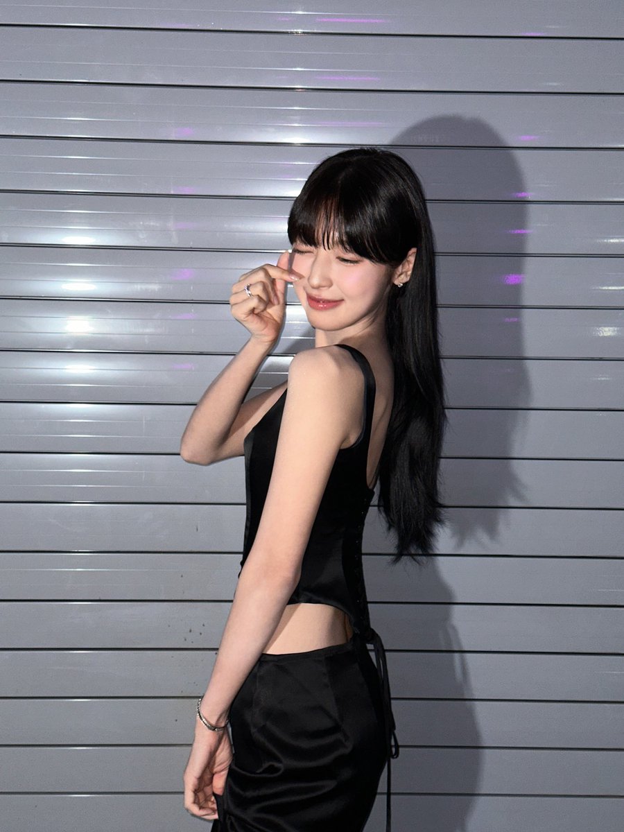 jiho_hamkke's tweet photo. Hyojung is switching her Arin mom mode on hehe 🖤 #OHMYGIRL

🍭: Arin was SOOO pretty yesterday
: immaculate unnie vibe
: her thick bangs turned out to be so pretty and cute, like an pure puppy kkkkkkk
: yes, I watch everything from our members kkkk
: but lady Arinie exerts such cool unnie vibe, while I'm wearing school uniform
: ah, it's hilarious kkkk
: I guess I have to step up my mature look too kkkkkkkk
: brace your self for the rest of the year kkkk