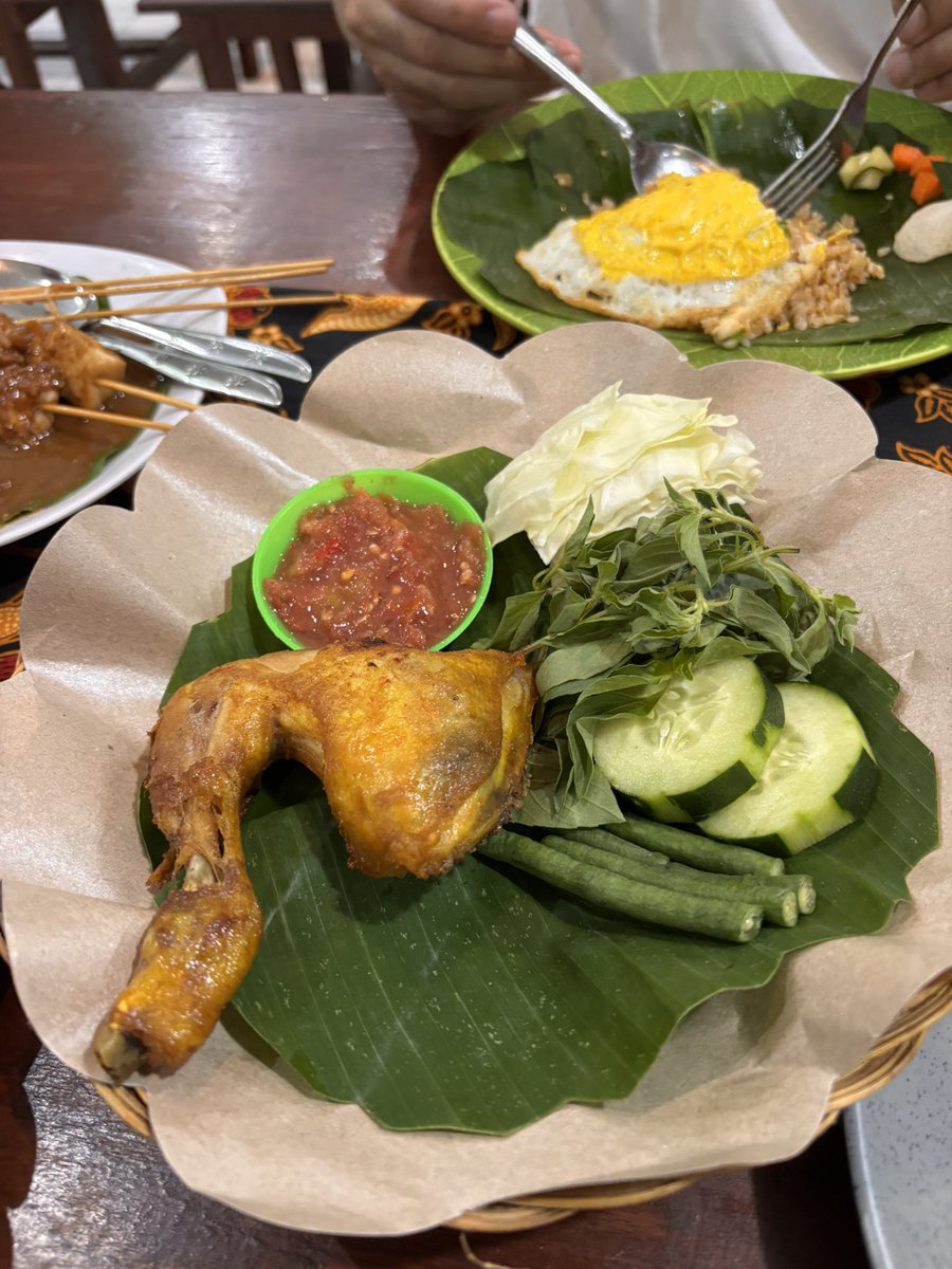 cheecham0819's tweet photo. 🇮🇩クタにあるワルンインドネシア

日本人が経営しているので、バリが初めての方でも入りやすいお店です😊

私はアヤムゴレンとナシゴレンを食べました🍴

バリへ行く機会があれば、ぜひ立ち寄ってみてください🌴

#バリ島 #クタ #インドネシア料理 https://t.co/VUBHWQWoPH