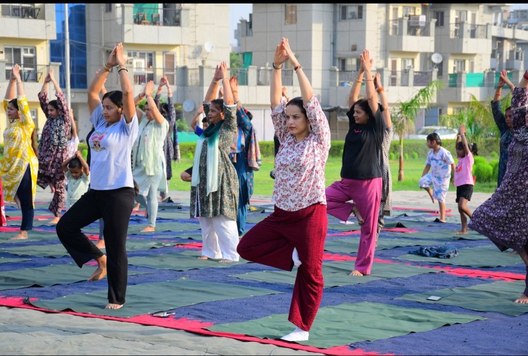 PRODefRjsthn's tweet photo. #IYD2026
समत्वं योग उच्यते🧘‍♂️
Soldiers&amp; families of #SarvadaAgraniBrigade 
#SaptaShaktiCommmand  embraced the timeless wisdom of Yoga🧘promoting Physical Fitness,Mental Resilience &amp; Inner Harmony,strengthening  foundation of a Fit &amp; Stronger Nation🇮🇳
@SpokespersonMoD 
@SWComd_IA https://t.co/S2BRj35Qkp