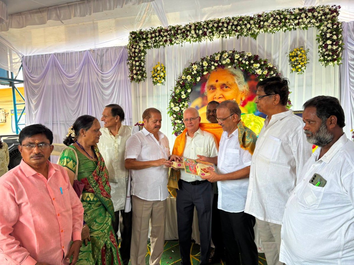 pantham_nanaji's tweet photo. ఇంద్రపాలెం IDEAL కళాశాల నందు కళాశాల యాజమాన్యం ఆధ్వర్యంలో నిర్వహించిన స్వర్గీయ డా|| పి చిరంజీవిని కుమారి గారి సంస్మరణ సభ కార్యక్రమంలో కాకినాడ రూరల్ గౌరవ శాసన సభ్యులు శ్రీ పంతం నానాజీ గారు ప��ల్గొని ఘన నివాళులు అర్పించారు. https://t.co/VR2rj9tjO0
