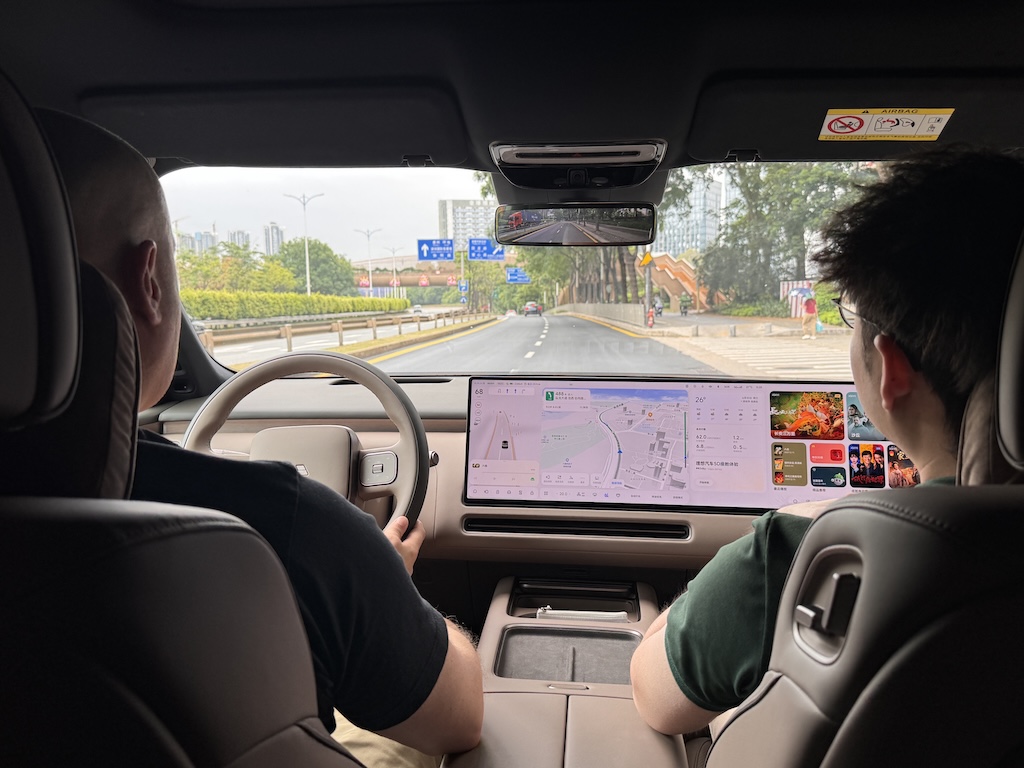 SmaartEV's tweet photo. @Li_Auto_ raises the bar with the L9 Livis, a family SUV that blends luxury, range, and cutting‑edge hardware. Dual Mach M100 chips, an 800‑V active suspension, and a refined drive transform the segment. This is Li Auto’s most ambitious model yet. https://t.co/M4mtFmU0tz