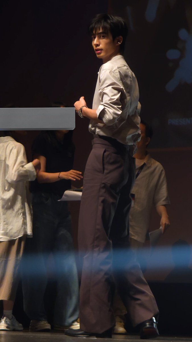 Chanddinngg's tweet photo. 남자 어깨 너무 넓고.......... 키 엄청크고 비율 너무 좋음....... 
#SongWeilong #宋威龙 #송위룡 https://t.co/Cb2yVbHZgU