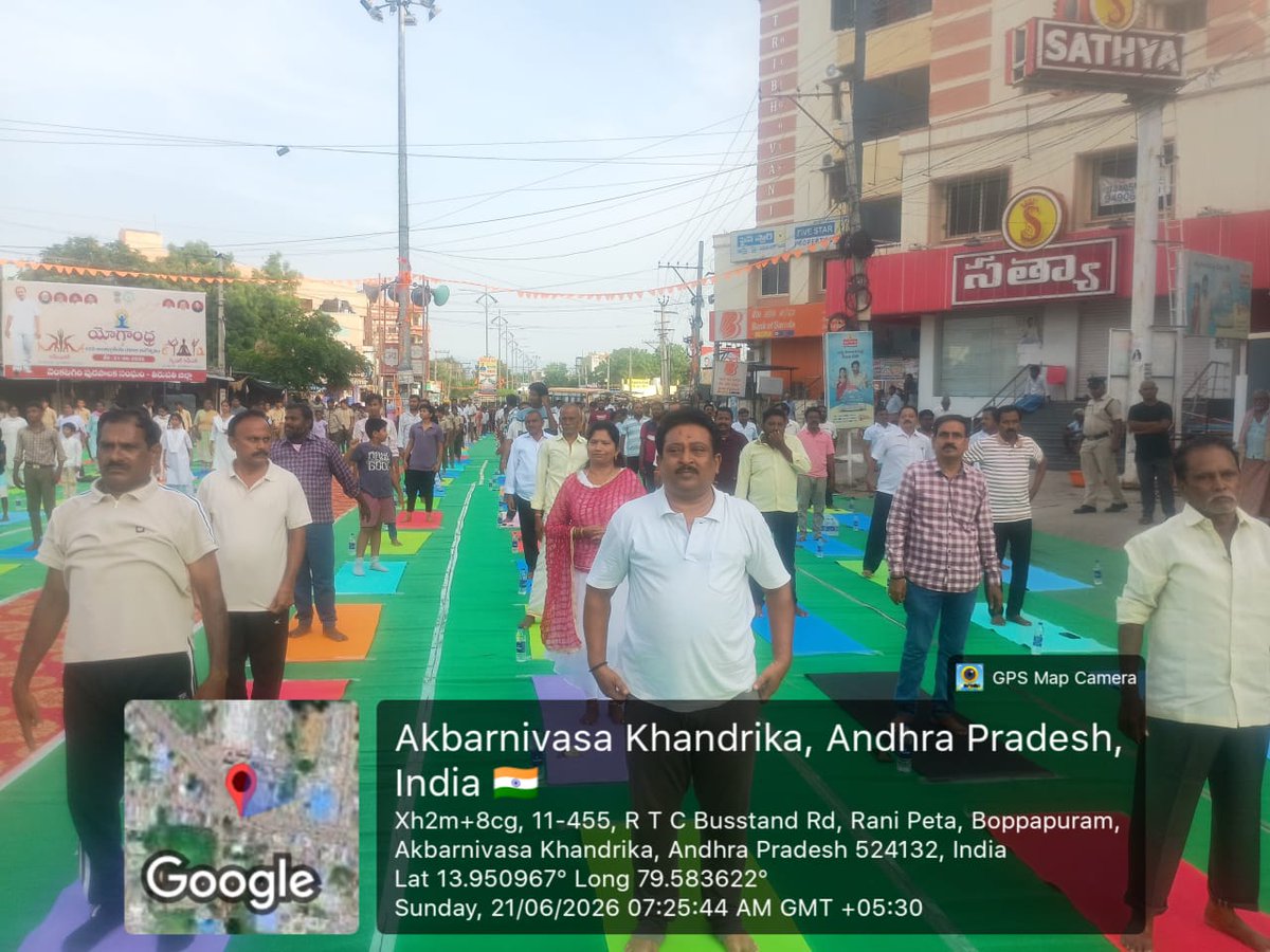 AndhraCSC's tweet photo. CSC VLEs of Andhra Pradesh continue spreading the message of health and wellness. Greetings from Nellore on Yoga Day!

@CSCegov_ @CSCSPV_Health
#IDY2026 #CSCpeYOGA #YOGAwithCSC https://t.co/3E2abFZEeq