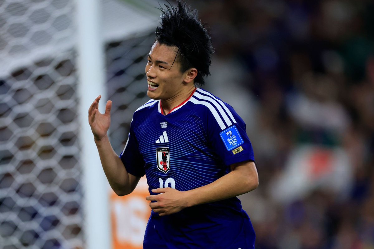 FaktaSepakbola's tweet photo. Ayase Ueda memilih jalan yang jarang ditempuh.🇯🇵👏🏻

Saat banyak talenta Jepang masuk akademi profesional sejak remaja, Ueda justru melanjutkan pendidikan di Universitas Hosei dan mengasah kemampuannya di level sepak bola kampus. Keputusan itu tak menghalanginya menembus level tertinggi.

Masih berstatus mahasiswa, ia mendapat panggilan mengejutkan ke Timnas Jepang untuk Copa America 2019. Setelah itu, kariernya melesat bersama Kashima Antlers, Cercle Brugge, hingga akhirnya menjadi ujung tombak Feyenoord.

Musim lalu, Ueda menjawab semua keraguan dengan finis sebagai top skor Eredivisie usai mencetak 25 gol untuk Feyenoord. Kini, di Piala Dunia 2026, ia kembali menunjukkan ketajamannya dengan torehan 2 gol dan 1 assist untuk Jepang.

Jalur yang dianggap tak lazim itu justru mengantarkannya menjadi salah satu penyerang terbaik yang dimiliki Jepang saat ini.

#FIFAWorldCup