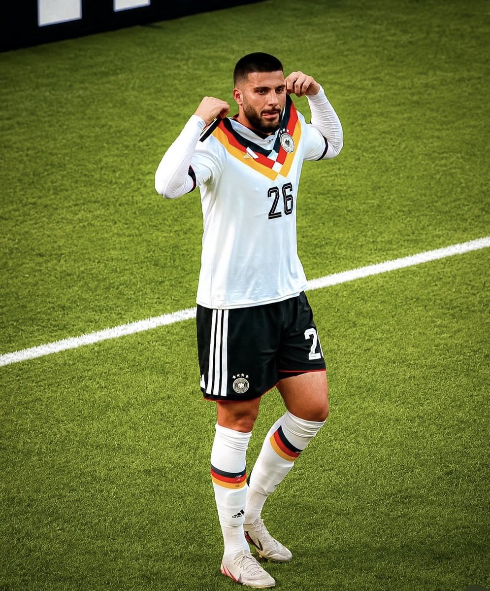 DuezenTekkal's tweet photo. Das ist ein historisches Momentum. Deniz Undav schreibt als Kurde und Jeside gerade Fußballgeschichte, mit seinen Toren für Deutschland. 🇩🇪Für viele ist das einfach ein Sieg. Für uns ist es ein Moment, der weit über den Sport hinausgeht. 

Er zeigt, dass man seine Herkunft nicht hinter sich lassen muss, um Deutschland aus vollem Herzen zu vertreten. Genau das ist das Deutschland, an das wir glauben und für das wir schon so lange kämpfen und einstehen. Ein Deutschland der Vielen.

Für uns als Kurden und Jesiden, als Minderheit in der Minderheit, war und ist das Leben nie selbstverständlich oder einfach. Wir wurden verfolgt, vertrieben und von vielen Seiten angegriffen. Auch das gehört zu unserer Geschichte. Und zu unserer Geschichte gehört auch, dass wir Millionen Kurden weltweit sind und bis heute weder ein eigenes Land, noch eine Nationalmannschaft haben. Vielleicht berühren uns diese Tore deshalb so sehr. Weil sie mehr sind als sportliche Erfolge. Sie schenken Sichtbarkeit, Anerkennung und heilen etwas, das Worte oft nicht erreichen.

Die hässlichen rassistischen Kommentare von allen Seiten zeigen leider, wie notwendig solche Momente noch immer sind. Denn jedes Tor von Deniz Undav ist mehr als ein Tor für Deutschland. Es ist auch ein Tor gegen Vorurteile und für all die Kinder mit Zuwanderungsgeschichte die sehen, dass sie mit ihrer Herkunft selbstverständlich Teil dieses Landes sind.

Der afghanischstämmige #NadiemAmiri und Undav waren ein Traum Duo. Sport ist schön, verbindend und politisch.