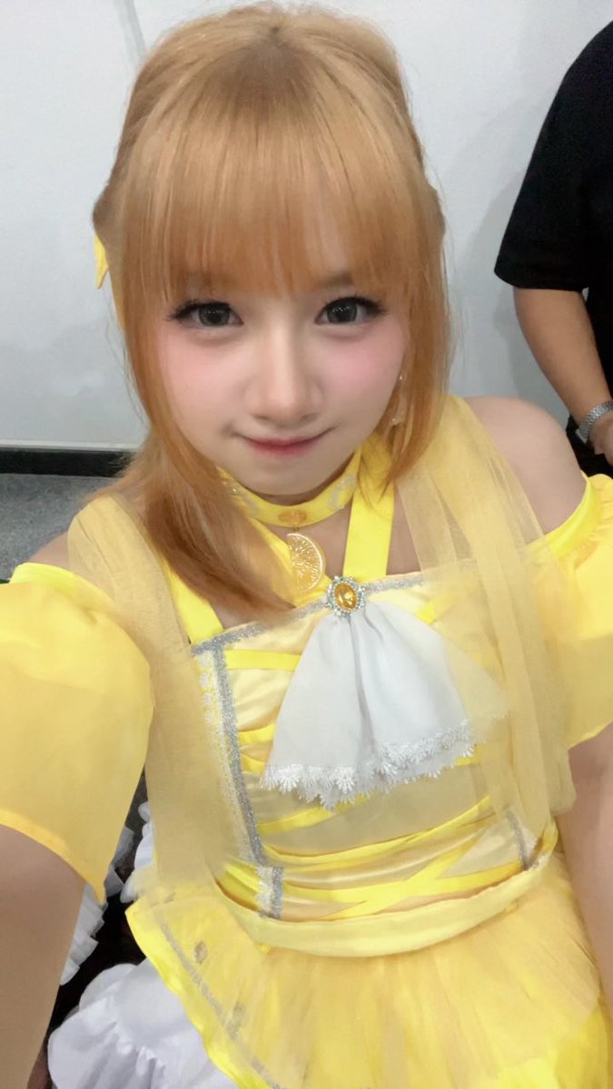 DearlyElly28's tweet photo. Otchucrayon Solo💛🍋
Akan rindu bgt buat perform di Solo lagi🥹🖐🏻
Makasih banyak semua yang udah nonton dan cheki sama Elly🥹💛 
Ketemu lagi next event ya?🥰🍋🖐🏻 https://t.co/mtKRiAcabI