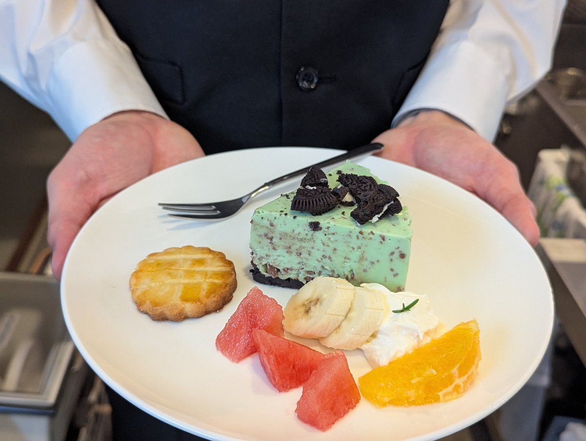 meltinfo's tweet photo. 本日もありがとうございました。
なぎ、かえでとお迎えしました。

毎回大人気のチョコミントケーキには
ありつけましたか？
夏場にまた登場しますので
今回食べられなかった方もまだ
チャンスはありますよ🌱

来週末は26(金)13〜17時
27(土)NT金沢へ出張10〜17時
28(日)12〜17時営業です。 https://t.co/HLPcwQ3bJP