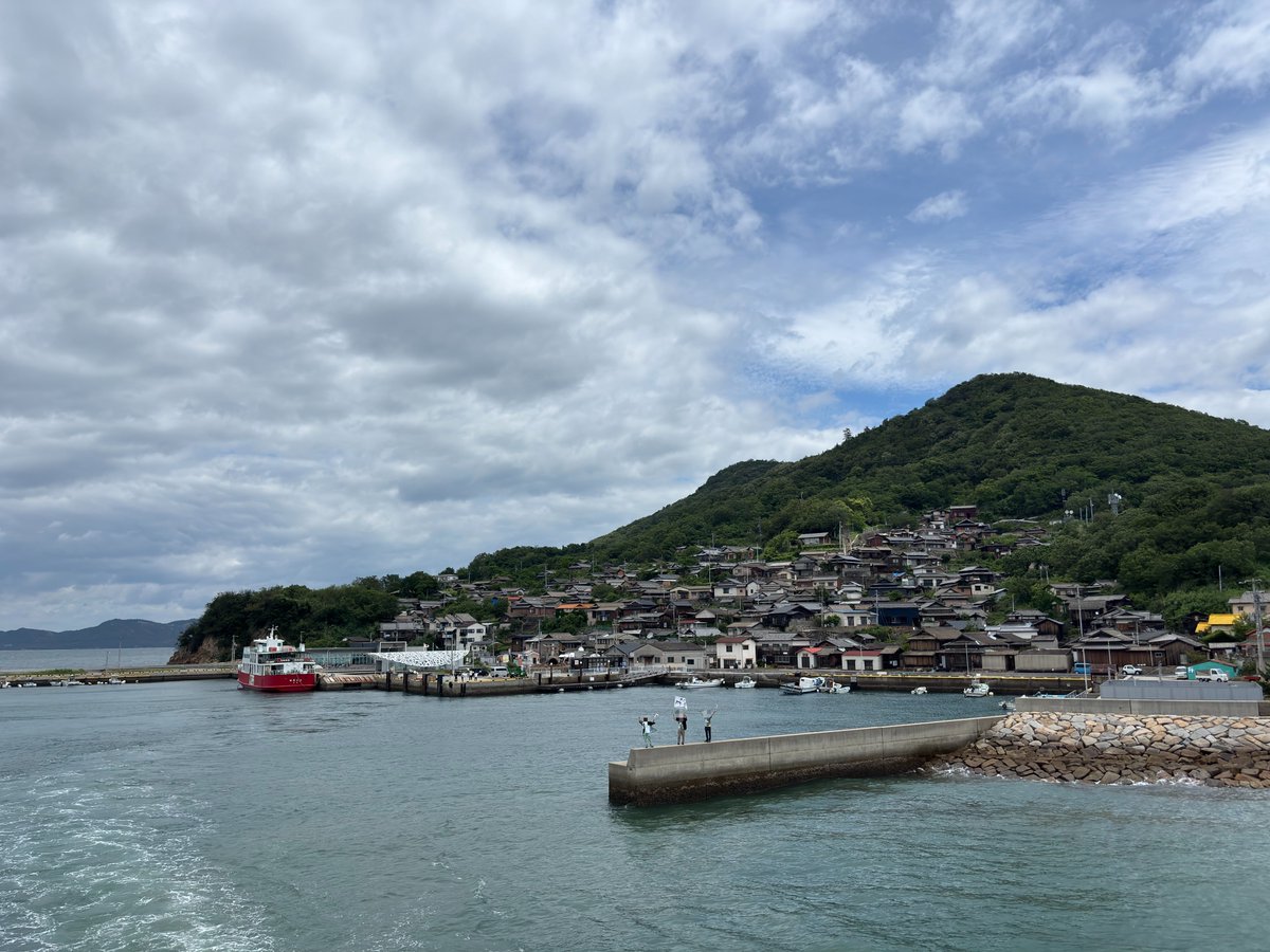oppama_zaurusu's tweet photo. 就職して高松を離れてもう自由に連休も取れない。
だから多分今日が最後の聖地巡礼だから見えなくなるまで島を目に焼き付けておこう。

・・・。

いやこの旗振ってるオタク達何！？！？！？！？
え、俺の最後の思い出旗振ってるオタクなんですか！？！？！？
マジで本物の海賊だろこれ... https://t.co/e257uQfuOD
