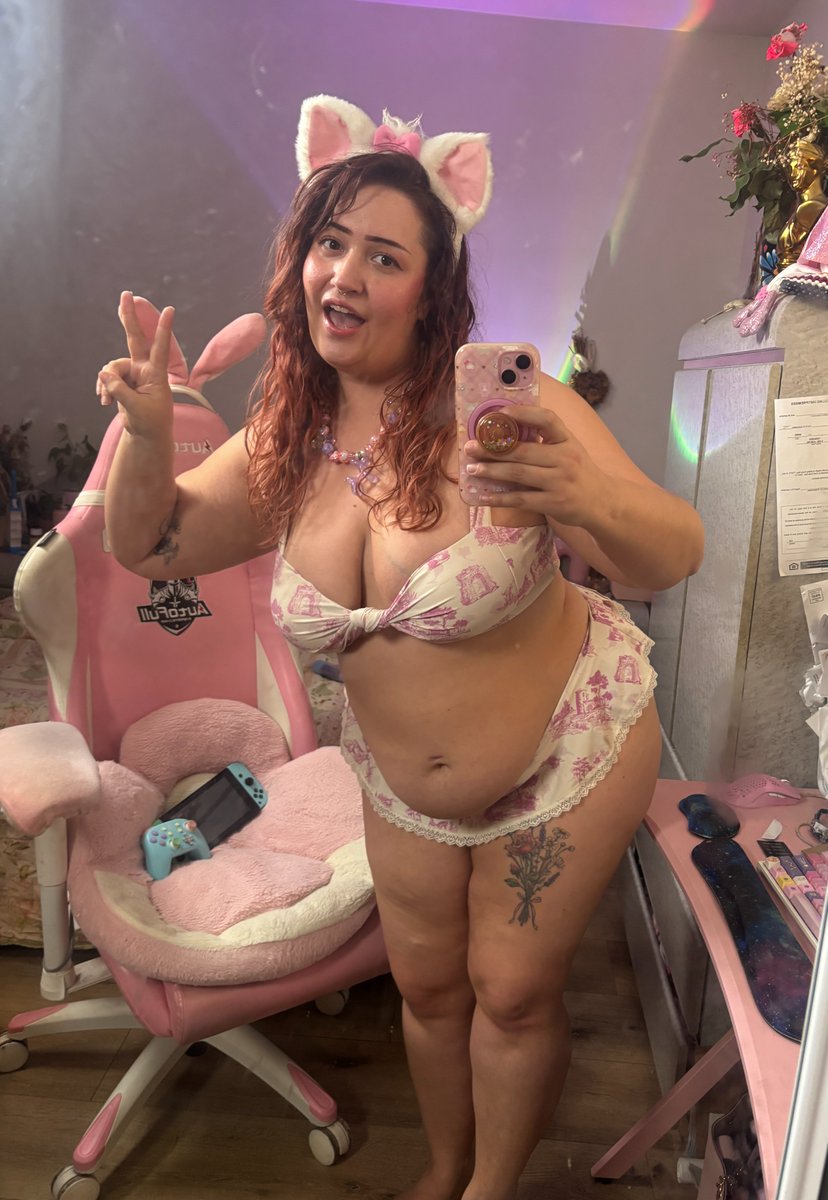 biggirlxrose's tweet photo. do you think i'm cute despite my weight and age? (30 🤓) https://t.co/gLCJBRkrsl