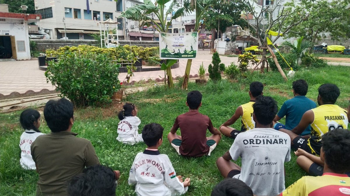 AndhraCSC's tweet photo. CSC VLEs of Andhra Pradesh united through yoga. Guntur District joined the celebration with great energy and commitment.

@CSCegov_ @CSCSPV_Health
#IDY2026 #CSCpeYOGA #YOGAwithCSC https://t.co/v9bx31mRa3