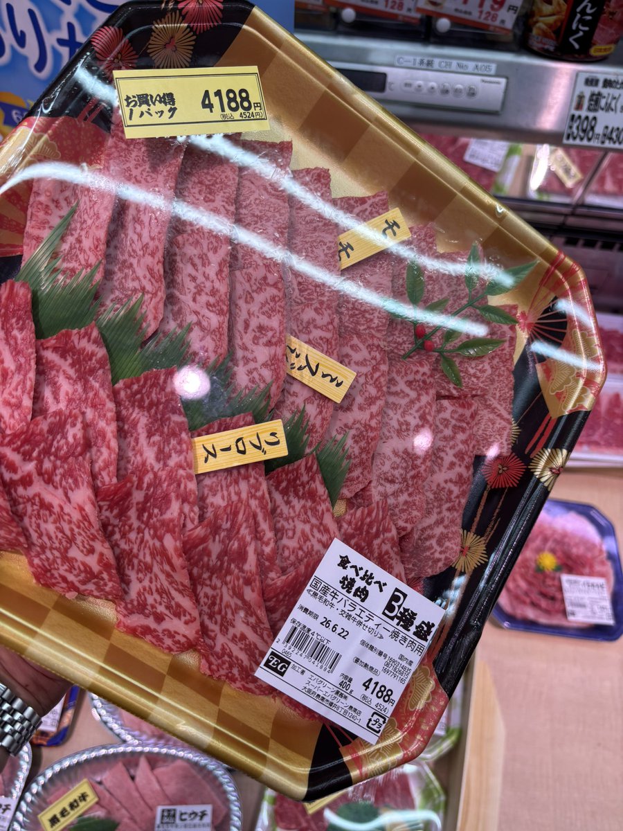 egisvon's tweet photo. 父の日なので父自らが肉を買います。
子供ら？はて。 https://t.co/kPjj9KHbGp