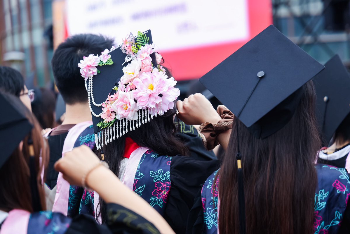 ECNUER's tweet photo. Congratulations, Class of 2026! Chase your dreams fearlessly, live up to your youth, and leave shining footprints in every path you take. No matter how far you wander or what new challenges await, #ECNU will forever stand as your beloved home, a place you can always return to. https://t.co/0qP6EU9r3p