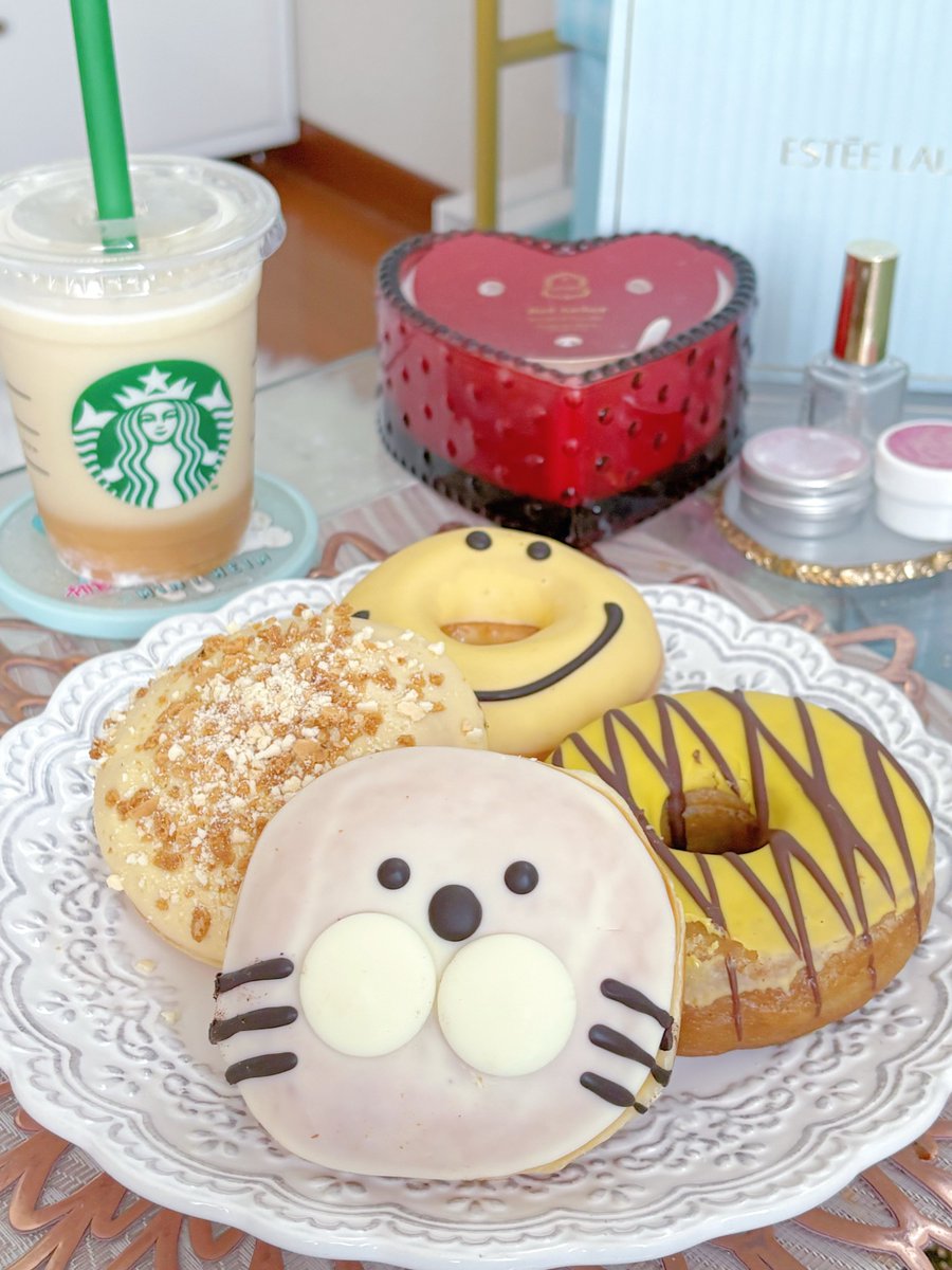 cat_catsith's tweet photo. ドーナツ4個ですか…？朝飯前っすよ https://t.co/daArmgR2Hd