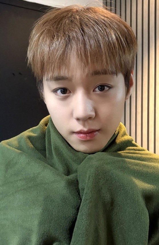 ParksparrowW's tweet photo. 여러분 저는 폰을 바꿨습니다.. 
프로맥스는 제 손보다 크더라고요.? 
색이라도 윙민수! 햇답니당ㅎㅎ :)☆ 
생각보다 너무 이뻐요 좡좡해여 https://t.co/biosT9AdwI