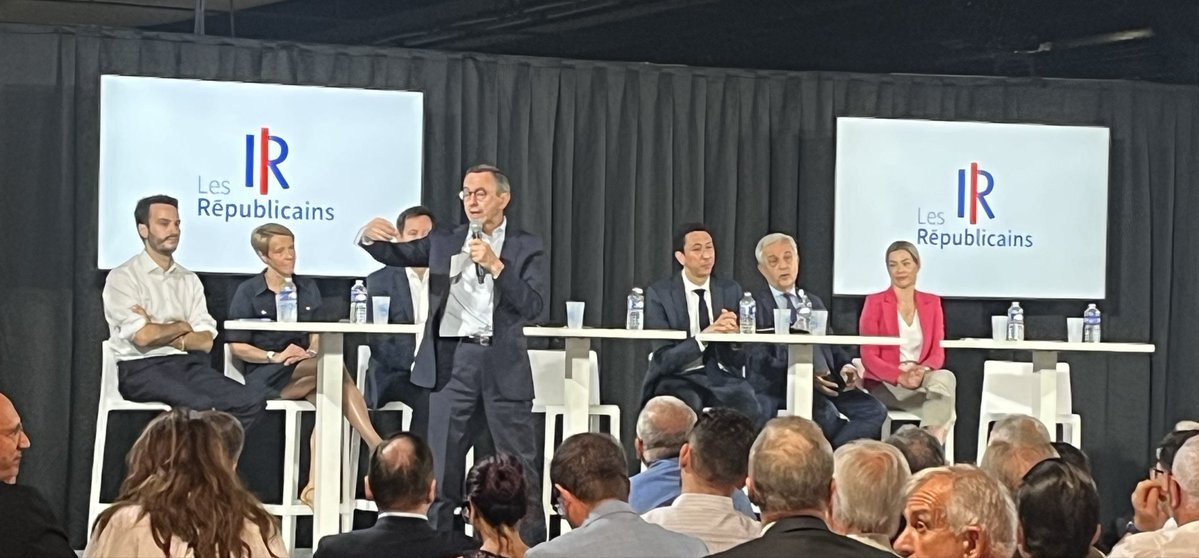 ChristineWerthe's tweet photo. La fédération  @LR_Doubs présente au Conseil national puis au grand meeting de @BrunoRetailleau @lesRepublicains au Parc Floral. 
Nous étions avec 6 000 personnes pour soutenir notre candidat à la présidentielle. CAP sur 2027 ! 🇫🇷
#LR #NePlusSubir #PourlaFrance https://t.co/J6AtZfaFcT