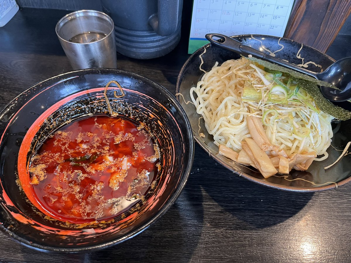 kazudious's tweet photo. 日本vsチュニジア戦前に腹ごしらえしに実籾のギター飾ってるラーメン屋に行ったら、ステキなご夫婦二組がいらっしゃったので、ホンモノのラーメン屋にご一緒させていただきました❗️
テンションあげあげでなんとか完食できましたー‼️😅
#力丸 #てぐつけ #CAROSSA #キャロッサ https://t.co/Cvhxp6ya49