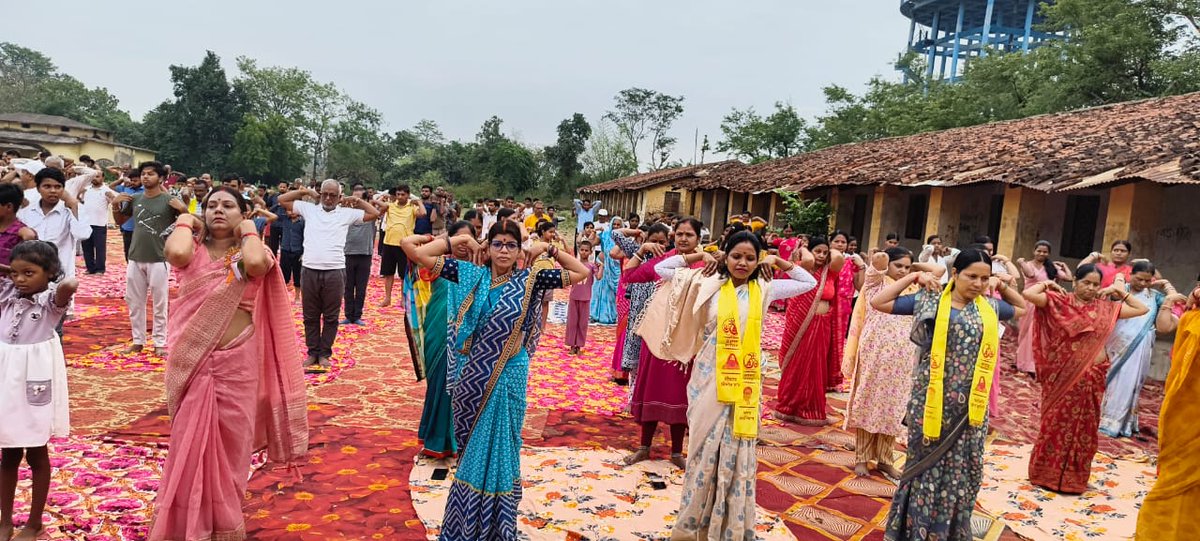 krishboss151's tweet photo. 12वीं अंतर्राष्ट्रीय योग दिवस की आप सभी को हार्दिक शुभकामनाएं करें योग रहे निरोग ।।।
@DC_Palamu https://t.co/sx5VbWTo5E