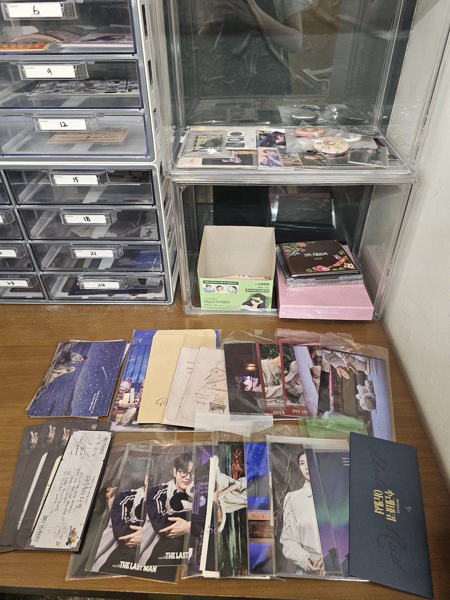 onineluv's tweet photo. 폴라는 3번 칸에, 나머지 증정들은 널부럭,,,해놨습니따 자유롭게 가져가주세요! https://t.co/FMFRhD7D1P