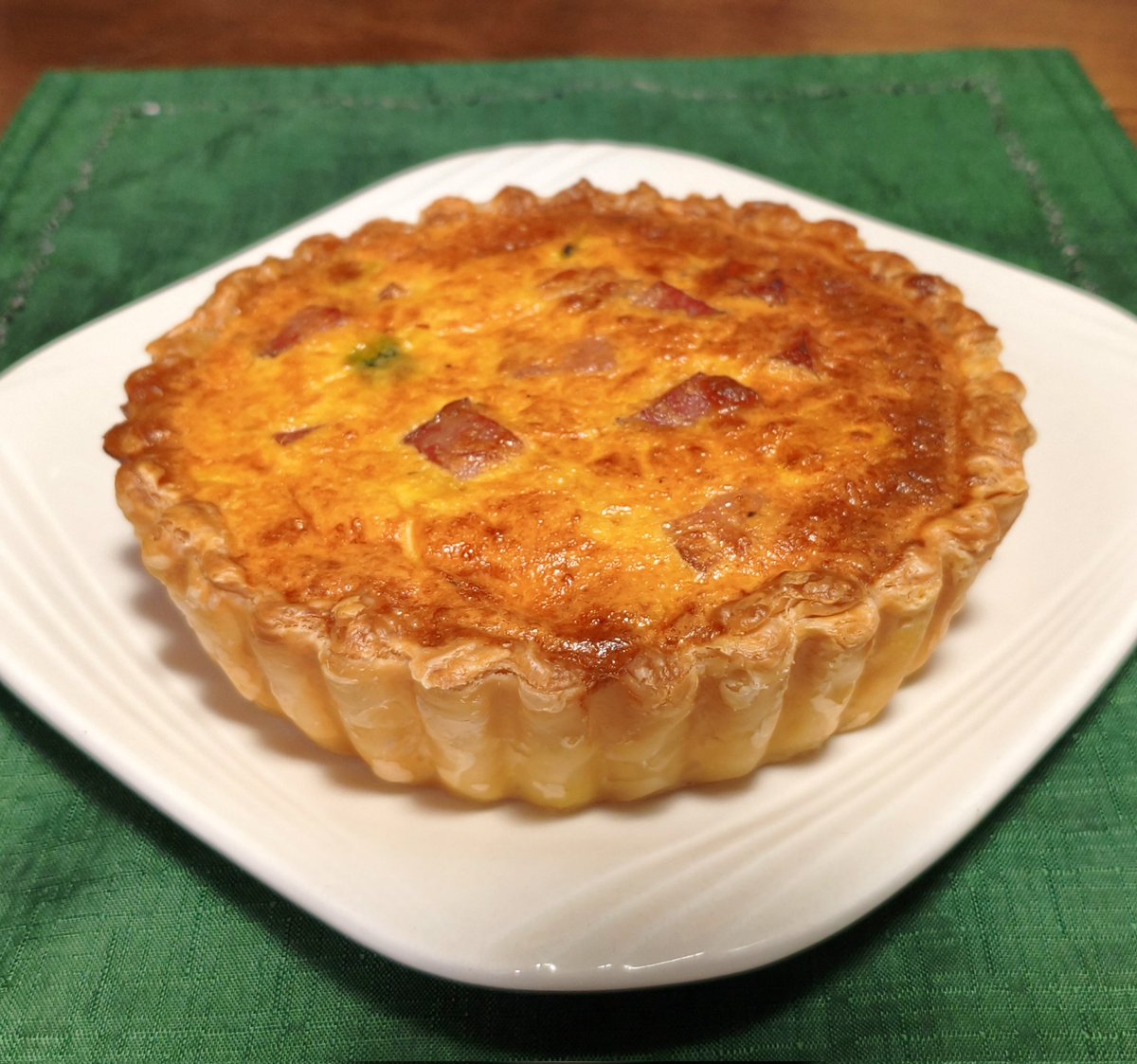 mac_shellJelly's tweet photo. ⚽️日本勝利やったー！っていいながら🎃のキッシュが焼き上がりました
いつもよりひと回り小さな型で作成
夕食の約束があるのでこれは母の夕飯になりつつ私は明日食べます
#エオルゼア調理部 https://t.co/2HHGJ8L9io
