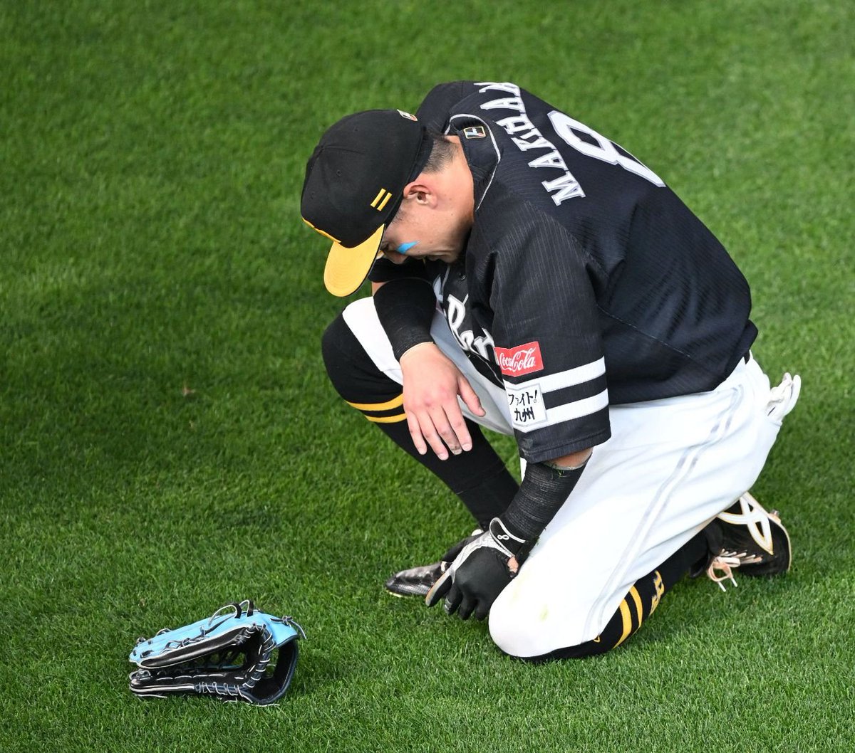 nishispo_hawks's tweet photo. ソフトバンク牧原大成選手がアクシデントで途中交代　守備で左手首痛めたか

#sbhawks
▼記事はこちらから▼
https://t.co/U2nsGVix2F https://t.co/MAaY5EDxBb