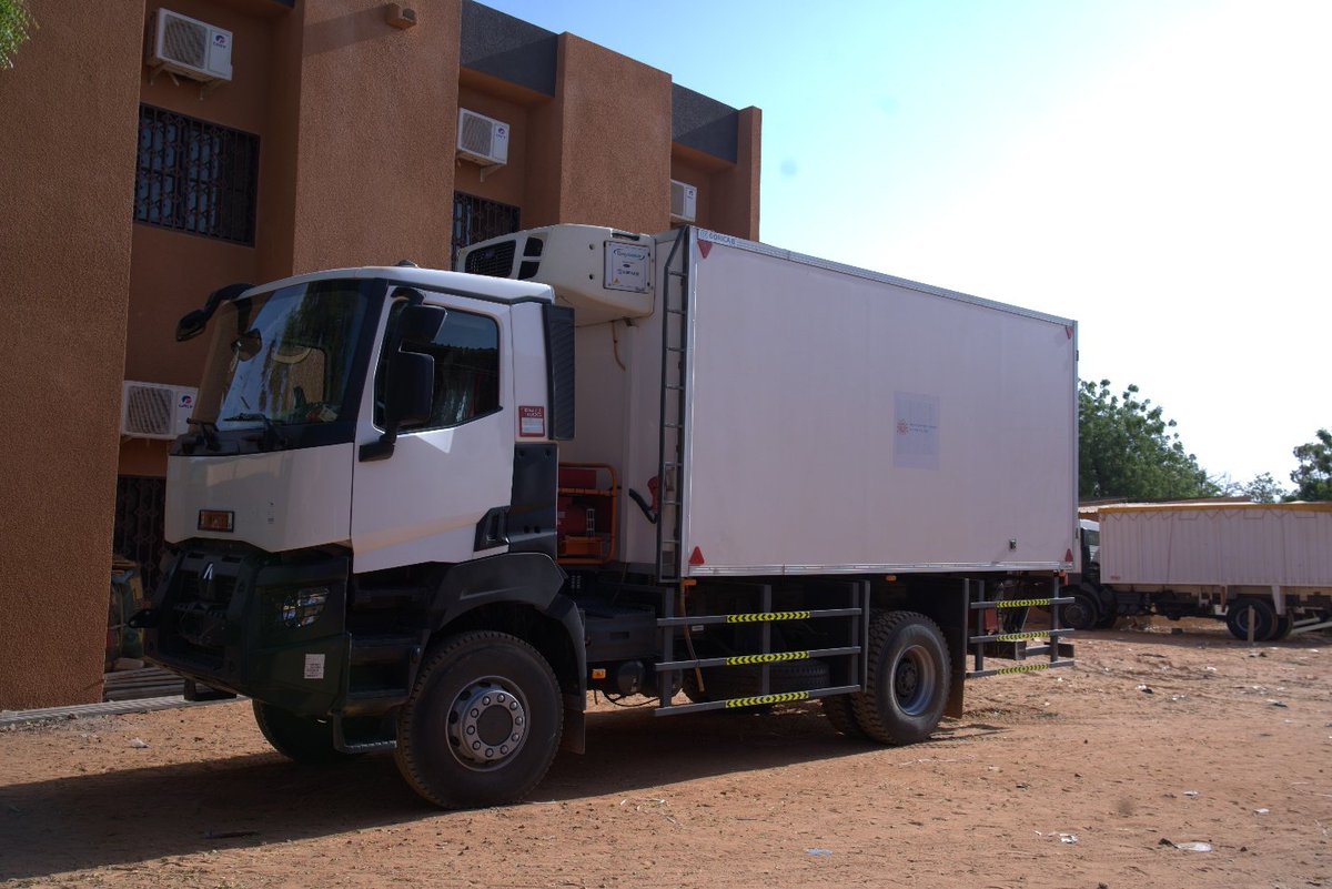 WorldBankAfrica's tweet photo. In #Niger, incentive-driven policies are helping recruit and keep teachers and health workers in underserved regions. From 2022-25, ~6,000 temporary staff were used to transport &amp; unload medicines, vaccines, and school supplies during busy periods.

Read: https://t.co/p9wJ5l1VTi https://t.co/rmSDviZbIU