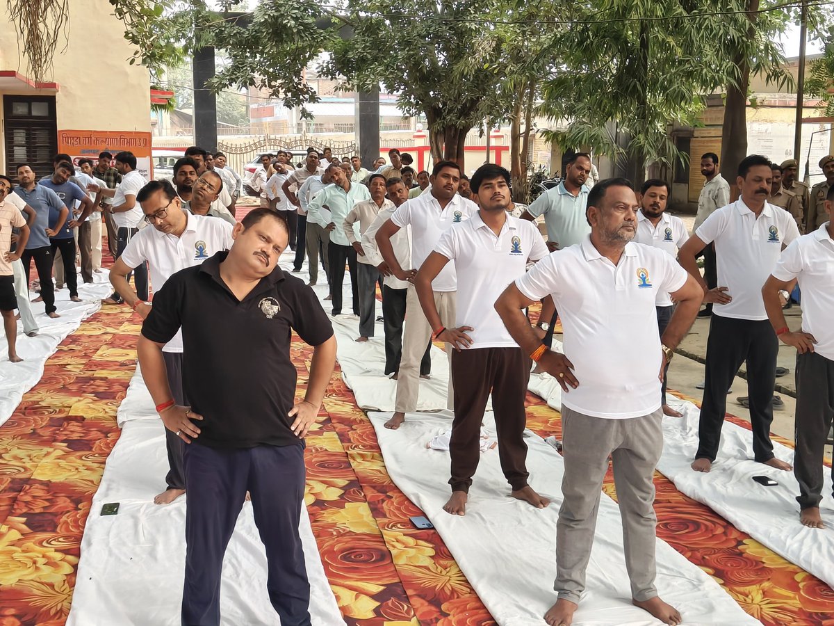 SudhakarshuklaB's tweet photo. आज 12वें अंतर्राष्ट्रीय योग दिवस के उपलक्ष में बिसवां ब्लाक के प्रांगण में विधायक बिसवां श्री निर्मल वर्मा जी के साथ योग दिवस के कार्यक्रम में सहभागिता किया!
@BJP4India @myogiadityanath 
@narendramodi @PMOIndia @BJP4UP @sanjayraiupbjp https://t.co/QY0T2bxazb