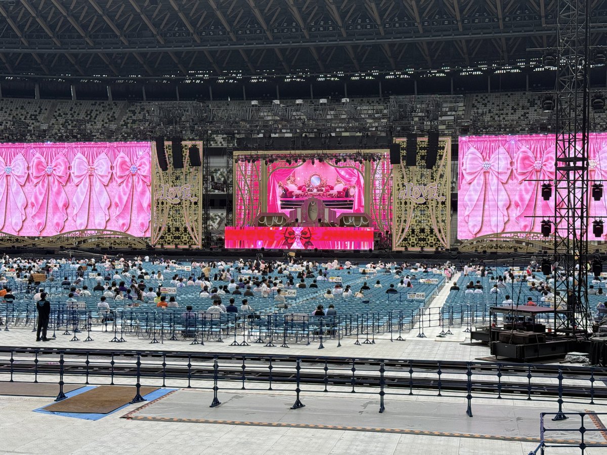 xYkit0rix's tweet photo. トロッコめっちゃ近い🤩
#イコラブ国立 https://t.co/tXlUlgGBJf