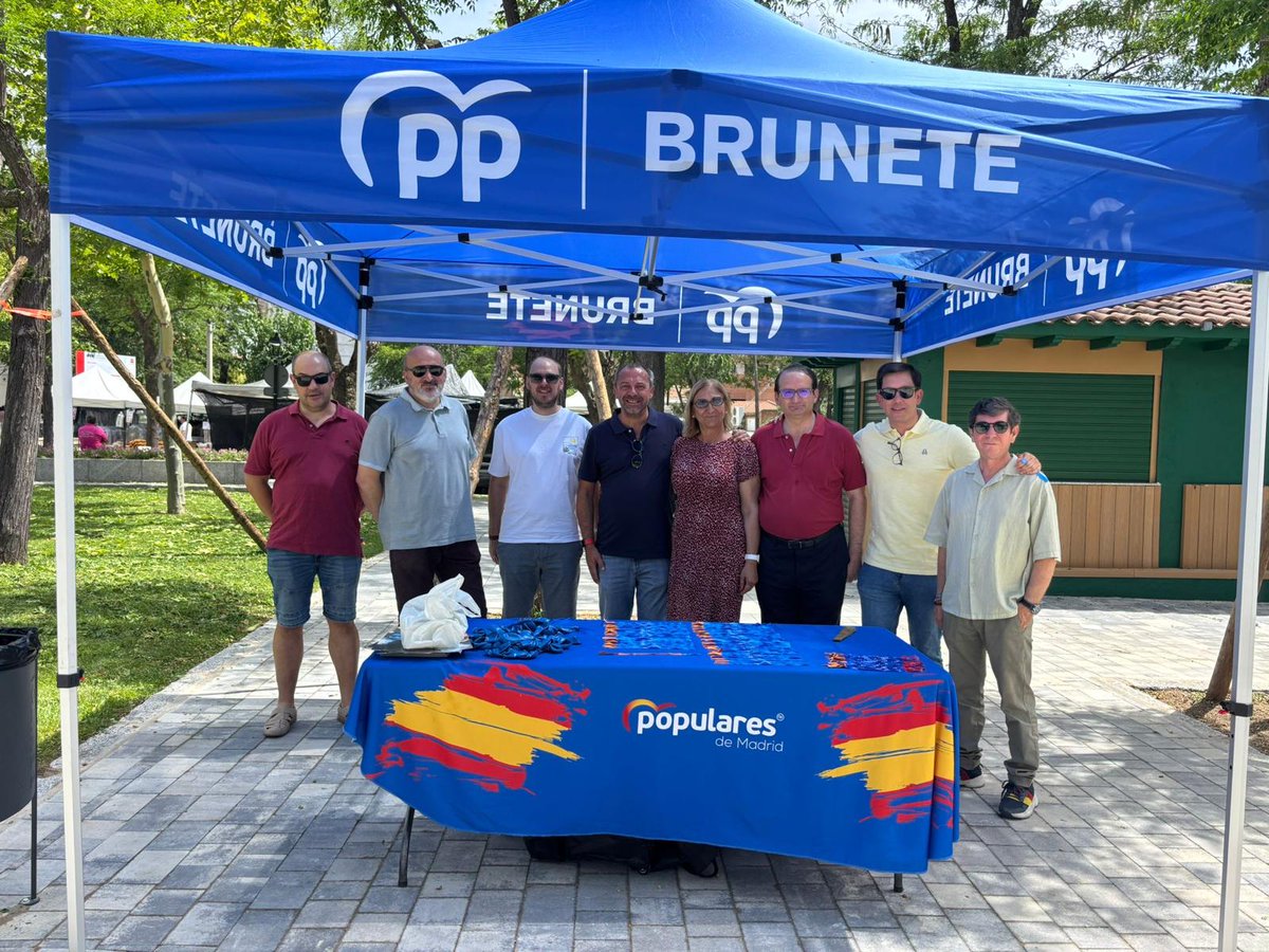 PPBrunete's tweet photo. Mesa informativa, junto a vecinos informando de los 3 años de Gobiernos con #Ganas en la @comunidadmadrid y en #Brunete. Presentando proyectos futuros, con #MásGanas 
Gracias @Jvirgiliom por acompañarnos y apoyar siempre nuestros actos y propuestas

@MarNicolasR
@ppmadrid https://t.co/QuhudC7RdD