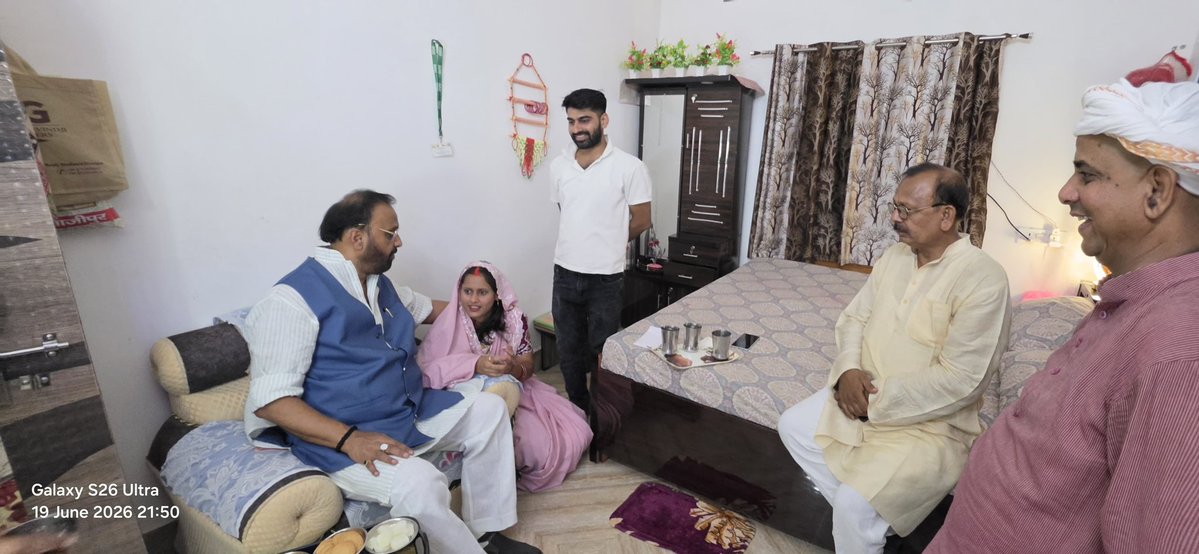 opsinghofficial's tweet photo. जमानियां विधानसभा अंतर्गत देवल गांव निवासी दुदुन सिंह जी के बेटे के विवाह उपरांत उनके घर पहुंच वर-वधू को आशीर्वाद दिया एवं नुकुल सिंह जी के बेटे के तिलक समारोह में शामिल होकर शुभकामनाएं प्रेषित किया। https://t.co/wDi7ZDsT1s